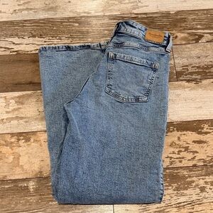 Abercrombie Kids High Rise Wide Leg Jeans Light Wash, size 17/18 Regular.